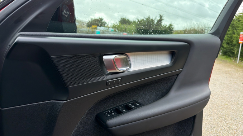 Volvo XC40 2.0 B3P Plus Dark 5dr Auto Petrol Estate